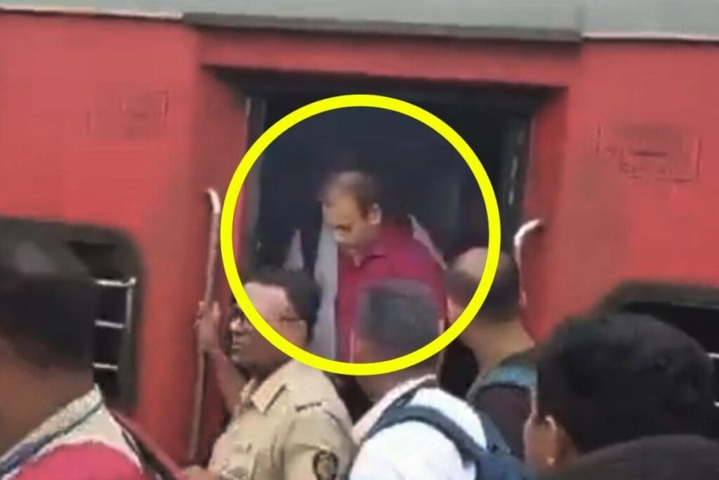 Underworld Don Abu Salem, Accused In 1993 Mumbai Blasts Case, Brought to Manmad In Train | Watch Video