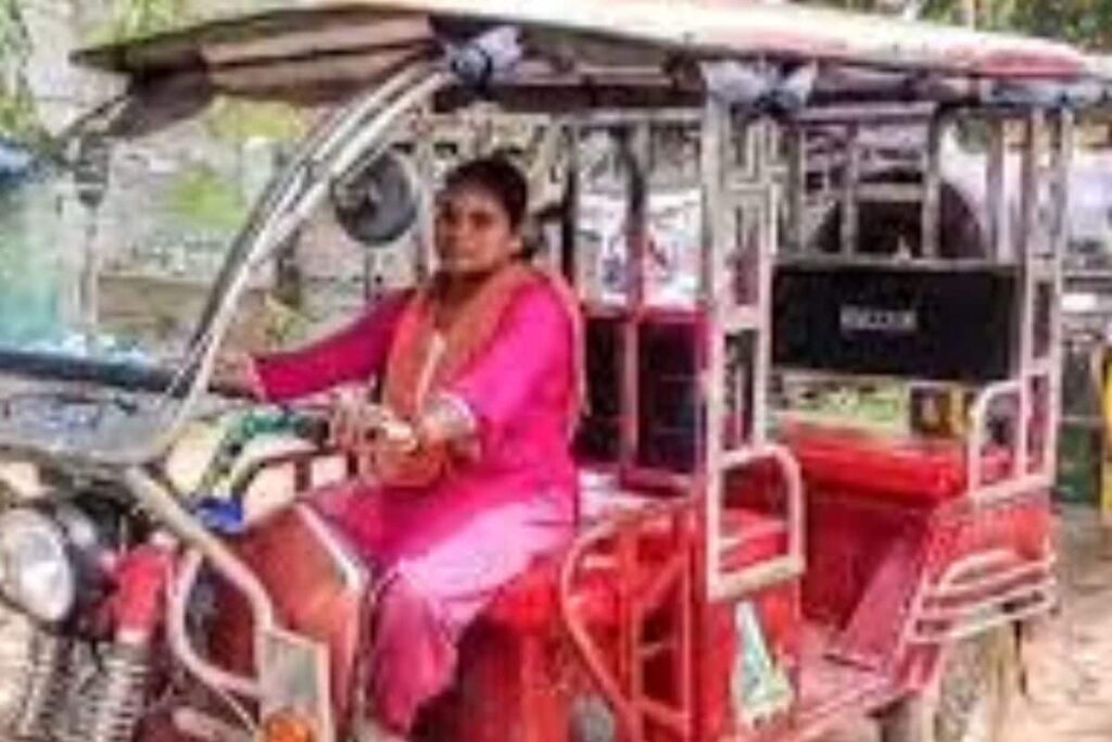 In Bengal's South Bankura, This Tribal Homemaker Drives E-rickshaw To Sustain Family