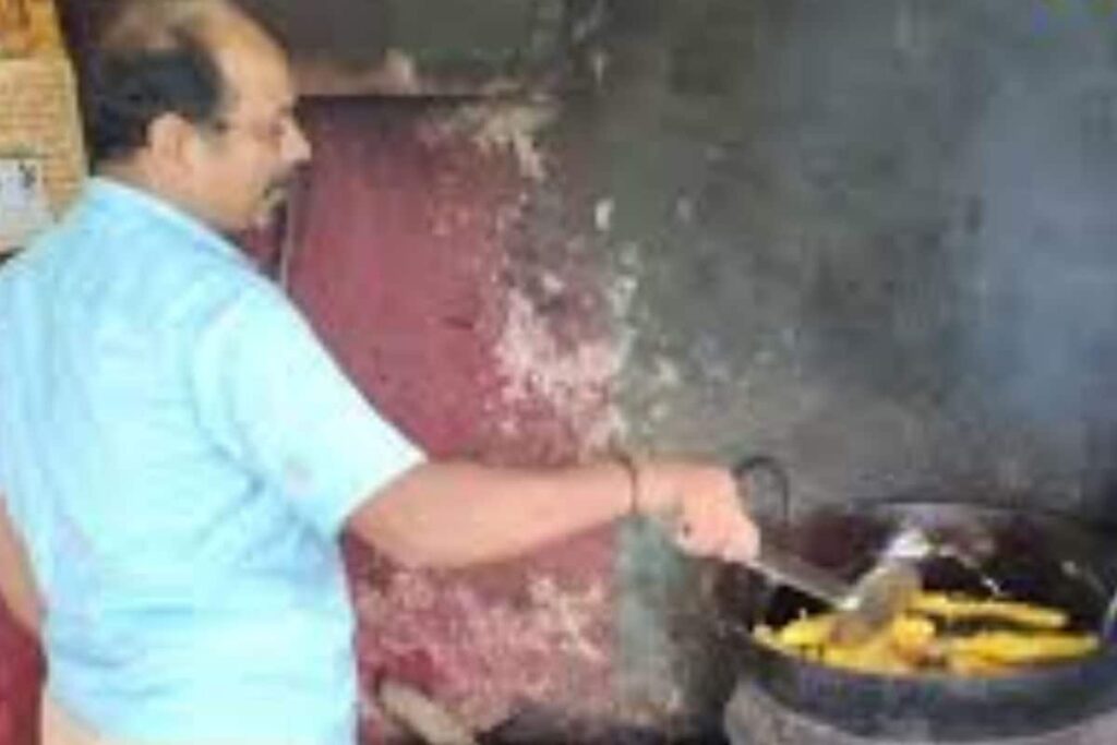 This Tea Shop, Located In Tamil Nadu-Kerala Border, Is A Popular Tourist Hub