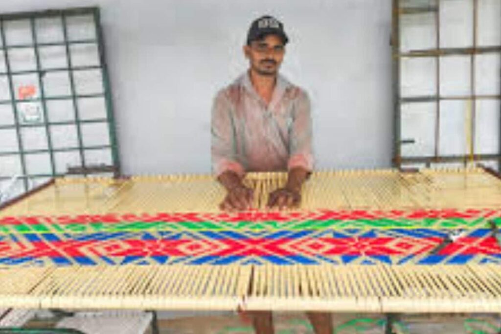 ITI Graduate Quits Job To Join Family Weaving Business, Earns Rs 40,000 Monthly