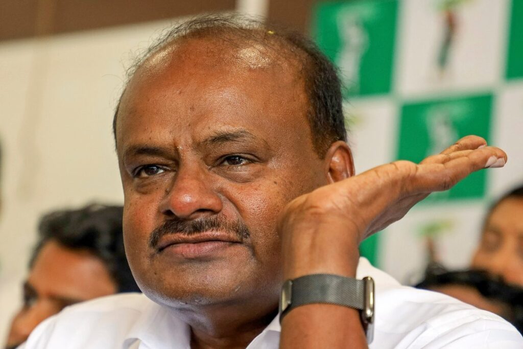 Days after Governor's Prosecution Sanction against Siddaramaiah, Lokayukta Seeks It for Kumaraswamy in Mining Case