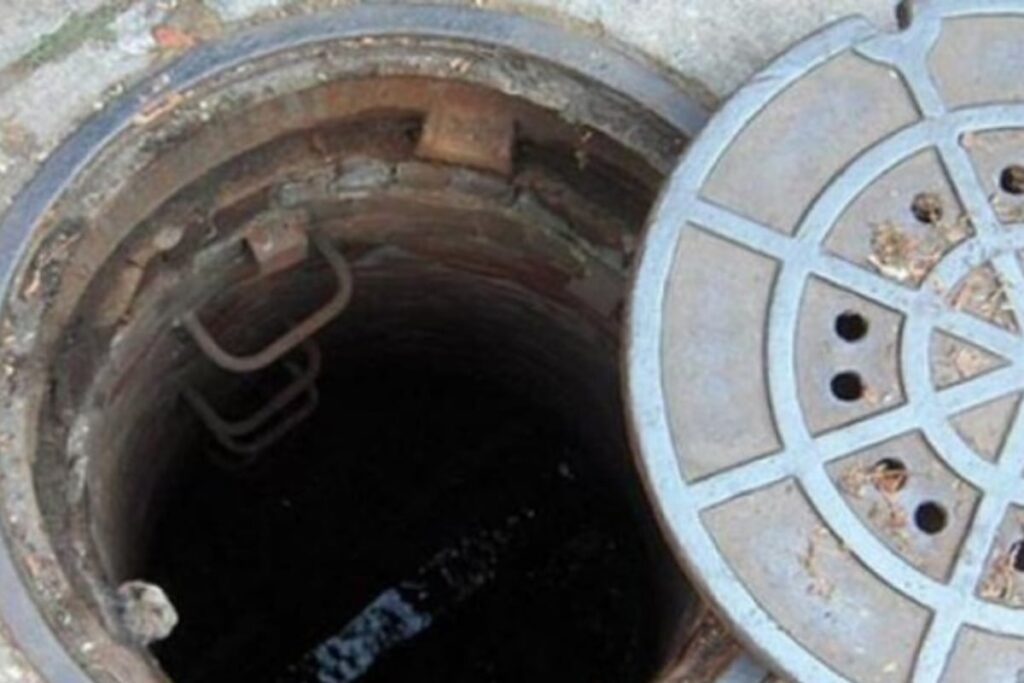 Labourer Dies While Cleaning Manhole in Mumbai's Borivali Area
