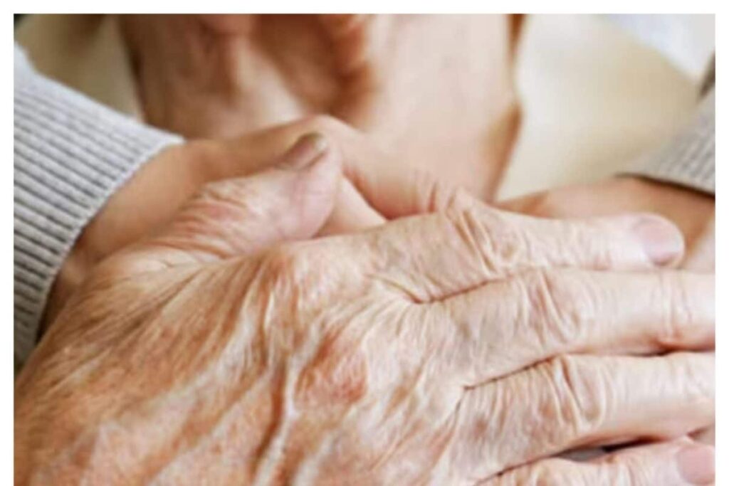 85-yr-old Mother Approaches Cops After Sons Abandon Her, Claims They Were Not Giving Her Food