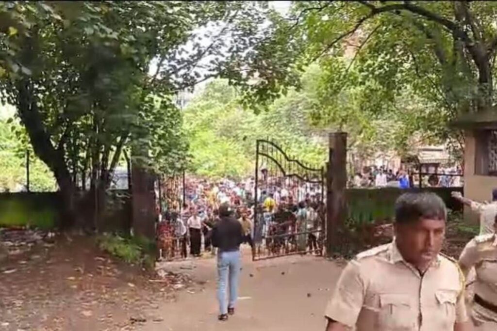 Stone-Pelting, Tear Gas, Lathicharge in Massive Badlapur Protests Over Sexual Assault of 4-Year-Olds in School | Updates