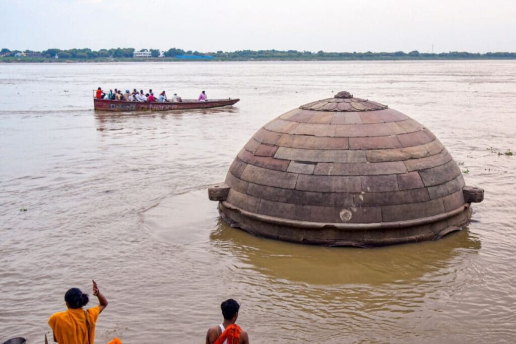 As River Ganga Floods Crematorium, Cremation Services May Shift to the Streets of Varanasi
