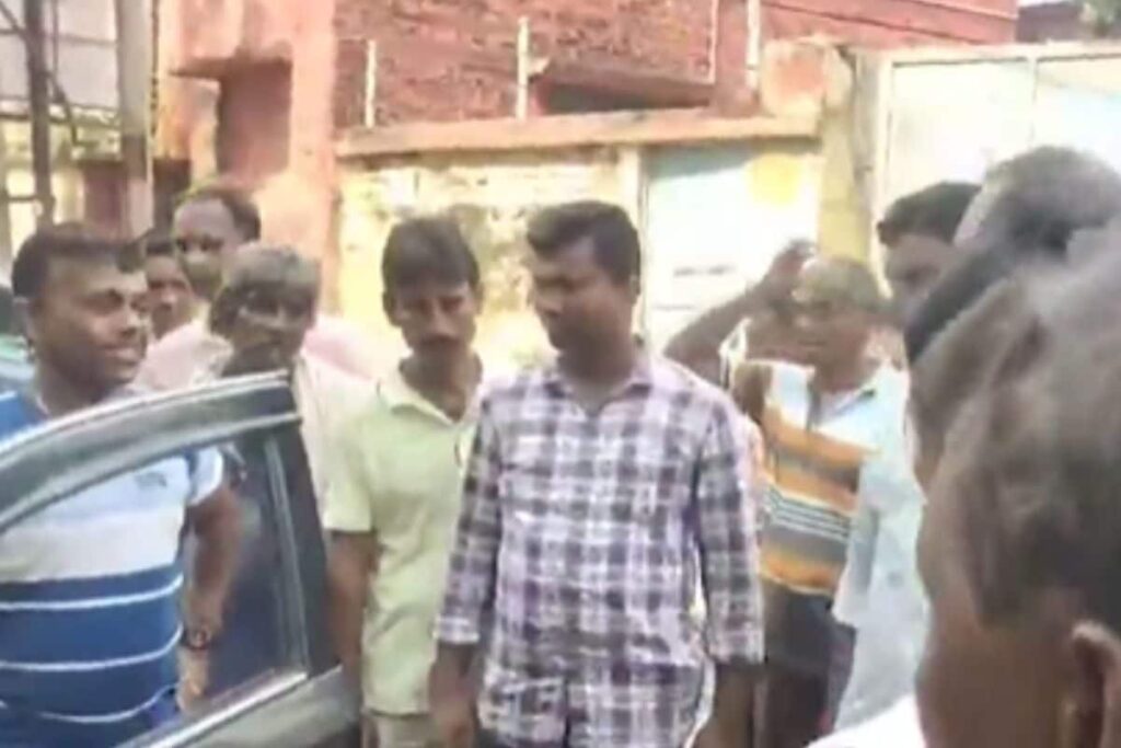 Three Cars Drowned In Ganga River At Bengal's Boro Maa Temple Parking Area