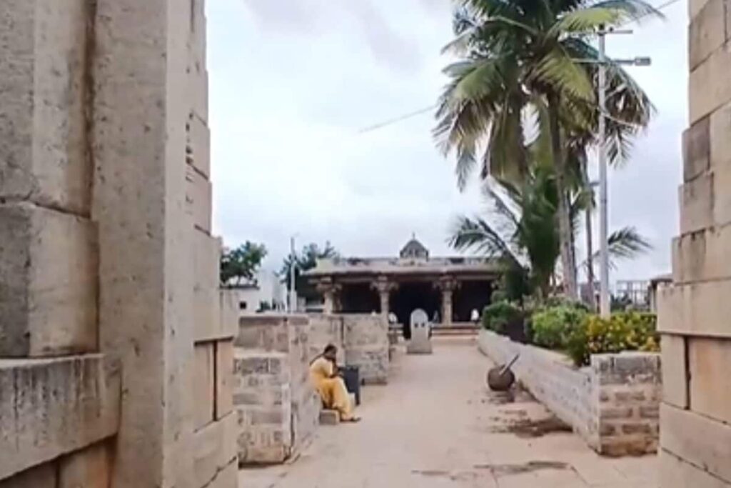 This Andhra Temple, With Ramayana Inscriptions On Pillars,  Is An Architectural Marvel