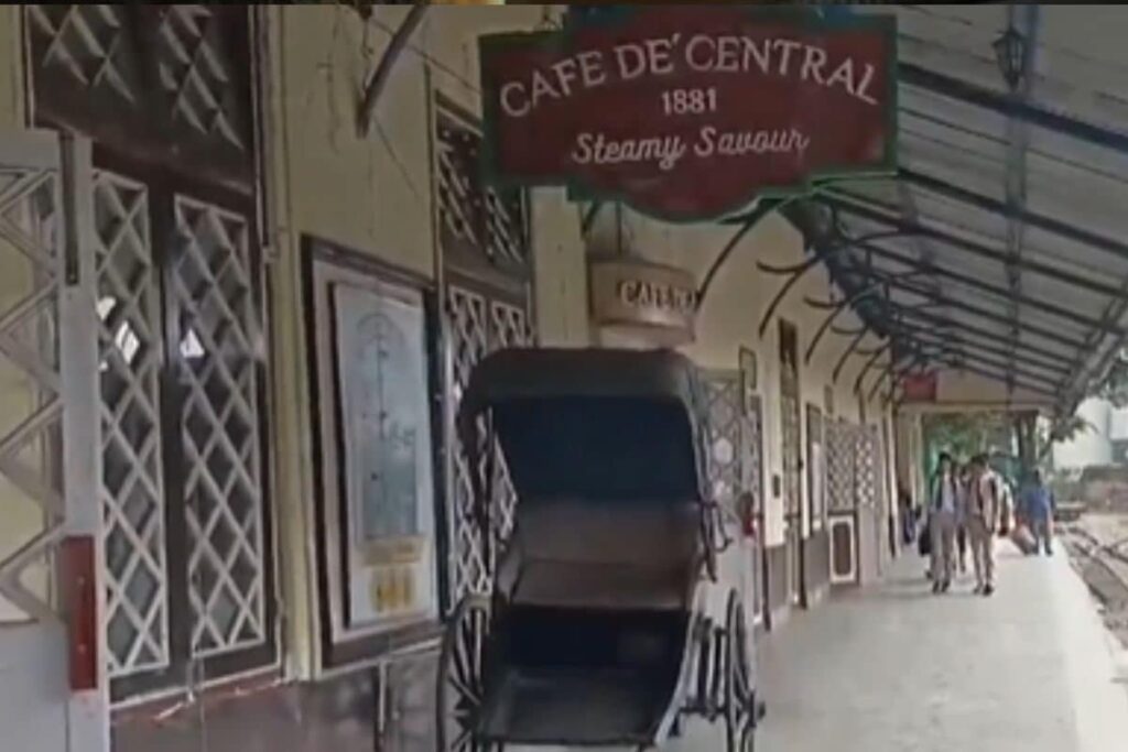 In Bengal’s Kurseong, This Cafe Inside A Rail Station Is A Popular Among Tourists