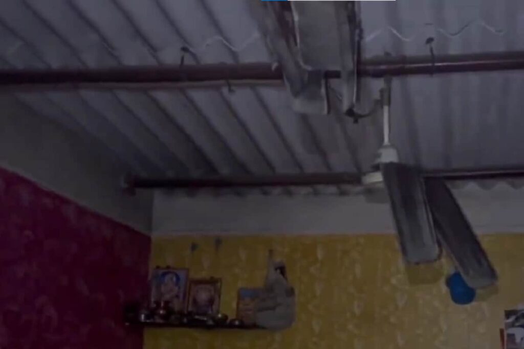 Ceiling Fan Broken, Utensils Scattered: Agitated Mob Vandalise House Of Badlapur Sex Assault Accused | Video