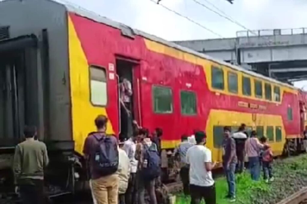 Two Coaches Of Ahmedabad-Mumbai Double Decker Express Detach Near Surat, No Injuries Reported