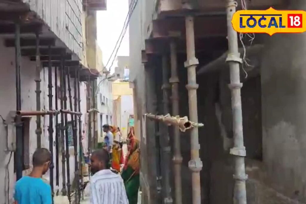Families in This Agra Locality are Moving Into Motels as Houses Develop Cracks Due to Metro Construction Work