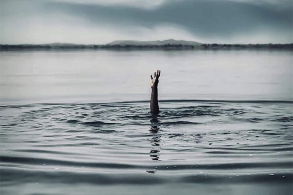 Girl Selling Flowers Saves Four Youths From Drowning During Ganesh Visarjan In Agra