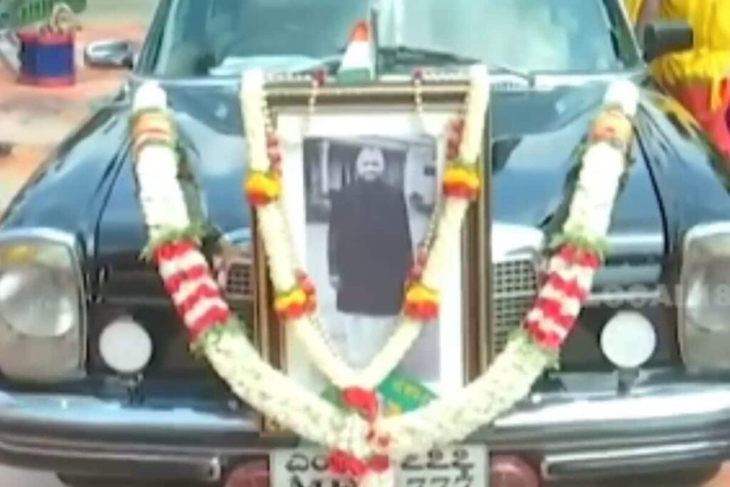 When Indira Gandhi Government Gave A Mercedes-Benz To Ex-Karnataka CM Devaraj Urs