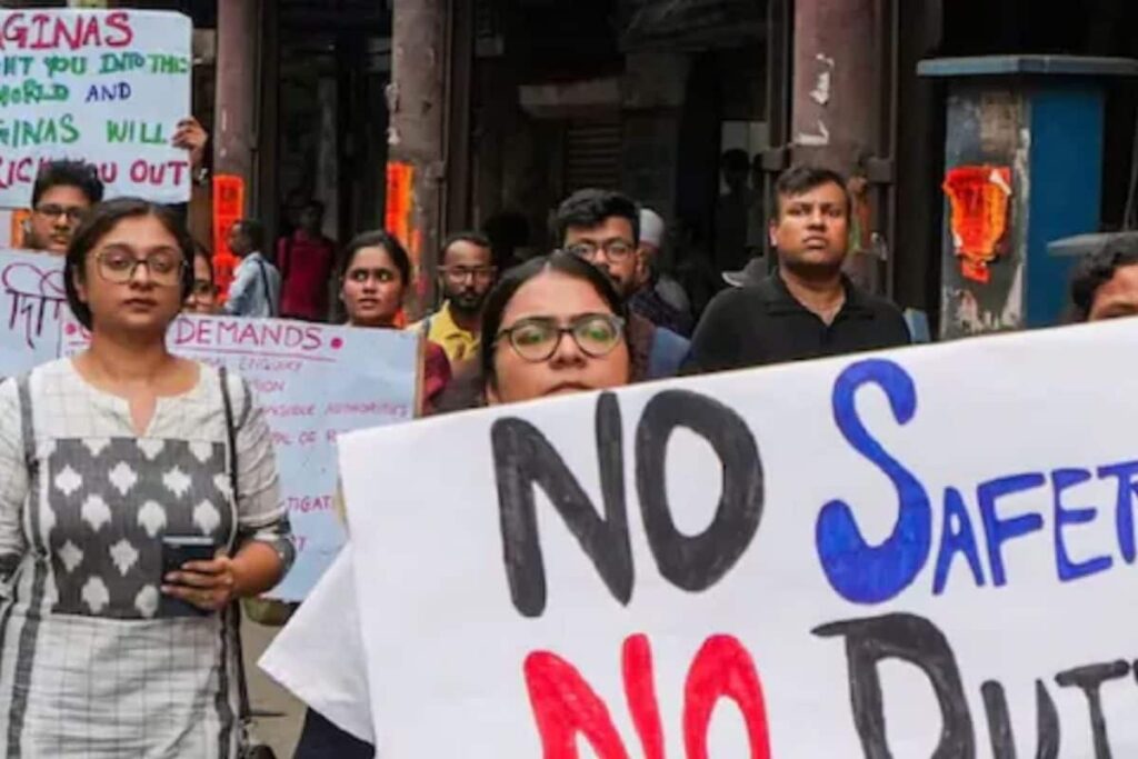 At Kolkata 'Reclaim The Night' Protest, People With Tricolour Sing The National Anthem