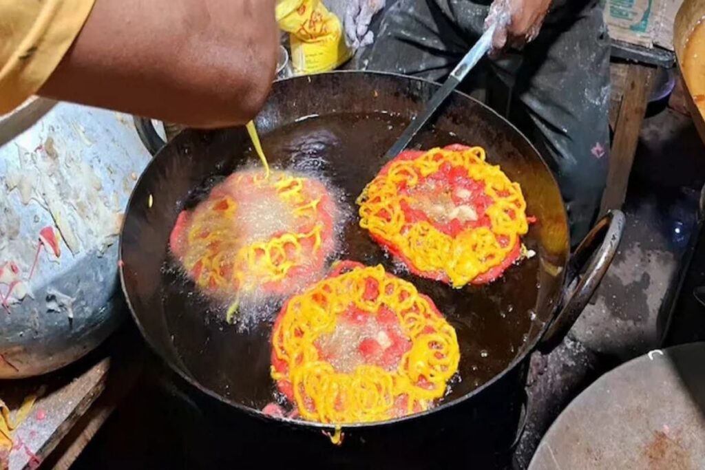 At Purulia's Vishwakarma Festival, These Jumbo Jalebis Have Everyone's Attention