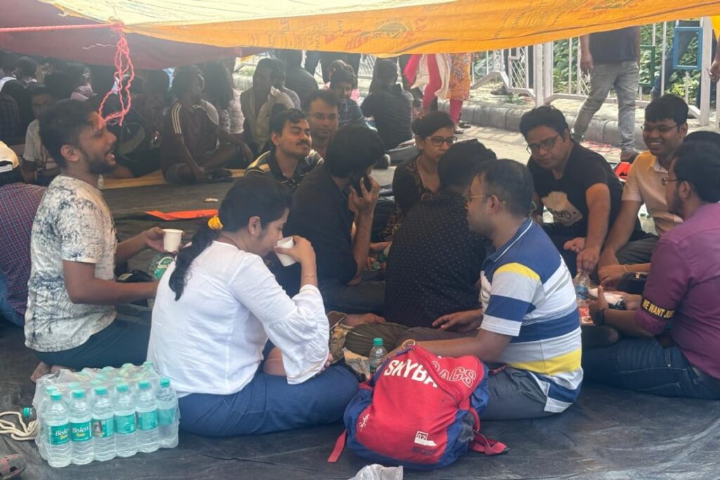 'They Deserve Better': Kolkata Citizens, Celebrities Bring Food, Water, Fans For Junior Doctors On Roads For Over 2 Days