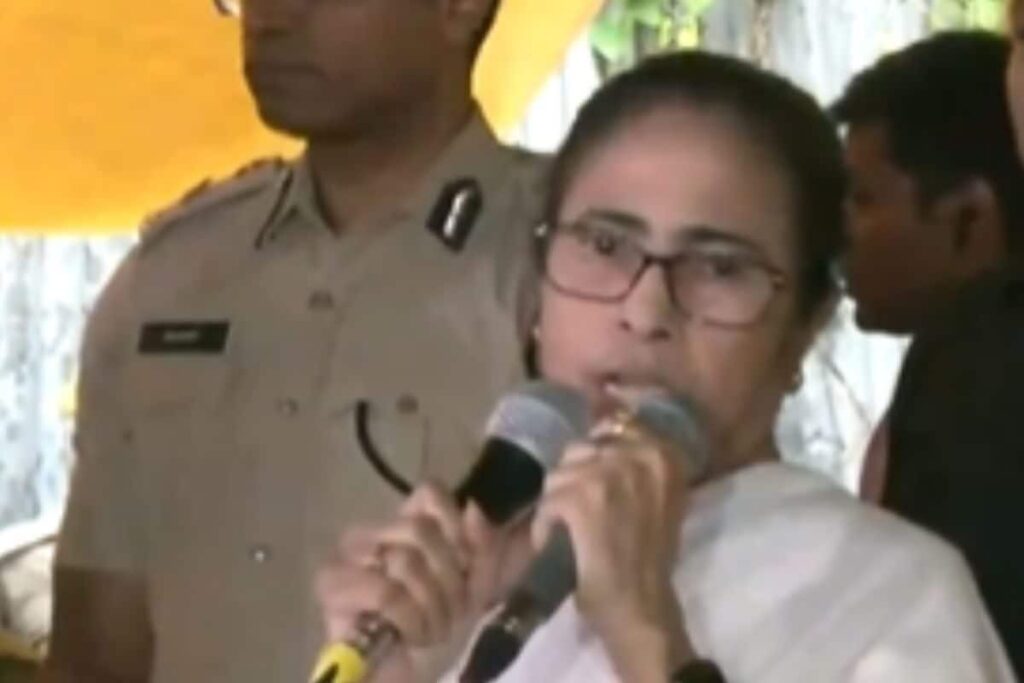 'I've Come Here As Your Didi': Mamata Banerjee Meets Kolkata Doctors At Protest Site, Says They'll Get Justice