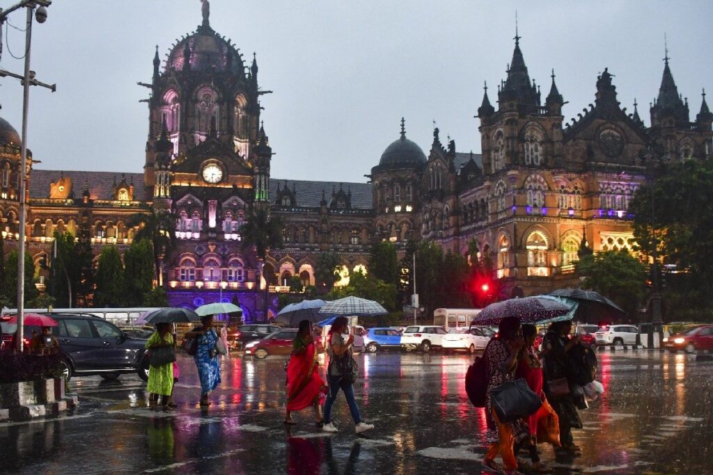 Heavy Rain Lashes Mumbai: Two Flights Diverted, Waterlogging In Several Areas; Red Alert Till Thursday Morning