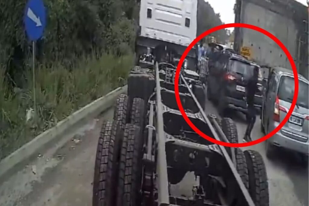 Gang Uses 3 SUVs To Corner Car On Kerala Highway, Steals 2.5 Kg Gold In Daring Daylight Heist | Video