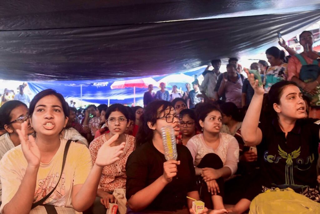 Junior Doctors Sitting On Protest Ask Kolkata Residents To Form 'Human Chain', BJP Announces 'Chakka Jam' | Updates