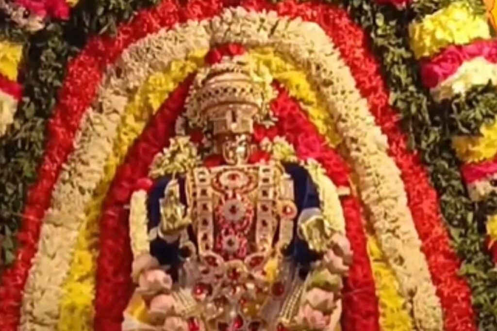 In Tamil Nadu's Reddiarchatram, Devotees Celebrate Krishna Jayanti With Traditional Pole Climbing