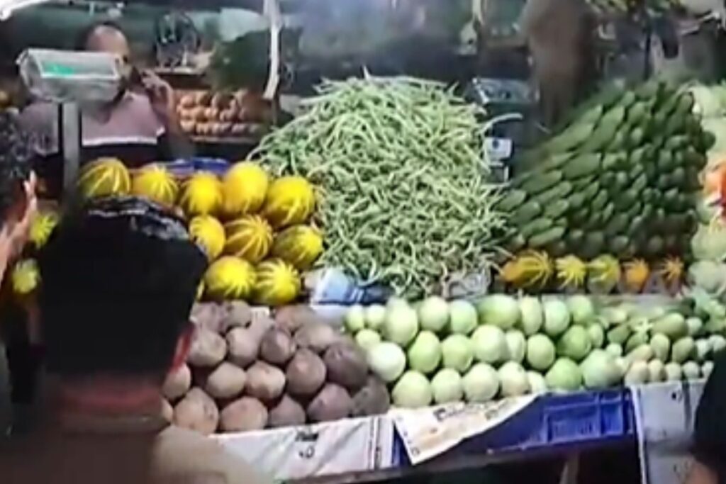 This Karnataka Man Gives Free Vegetables To Govt Schools For Mid-day Meals