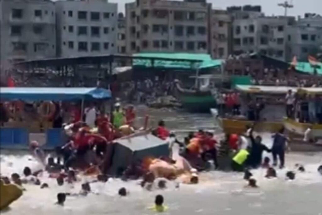 Mumbai: Boat Capsizes In The Sea During Andheri Cha Raja Immersion, 1 Severely Injured | Video