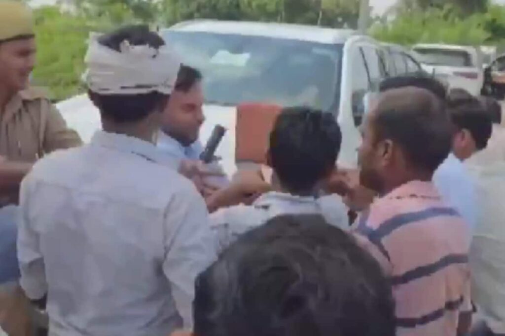 Villagers Thrash Revenue Officers In Front Of Police Over Bulldozer Action In UP's Farrukhabad | Video