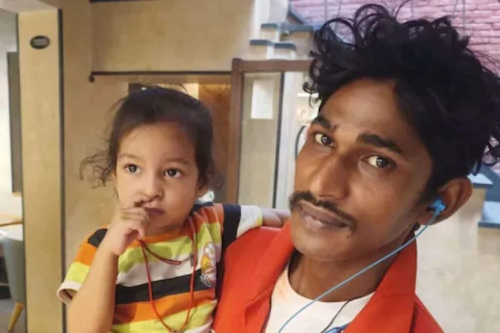 Delhi Delivery Boy, A Single Father, Carries 2-Year-Old Daughter to Work