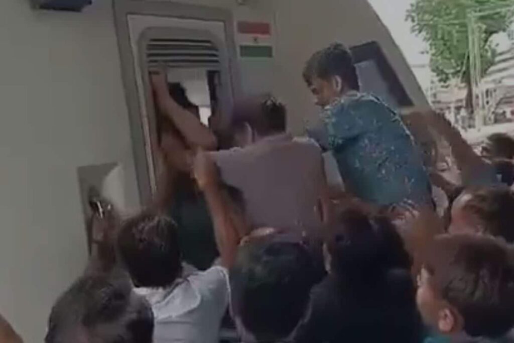 'Mai Chalaunga': Fight Between Loco Pilots Over Who Would Run Agra-Udaipur Vande Bharat | Video