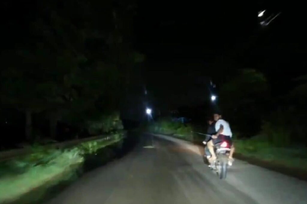 Group Of Men Attack Pune Techie And His Wife, Damage Their Car With Iron Rods & Sticks | Video