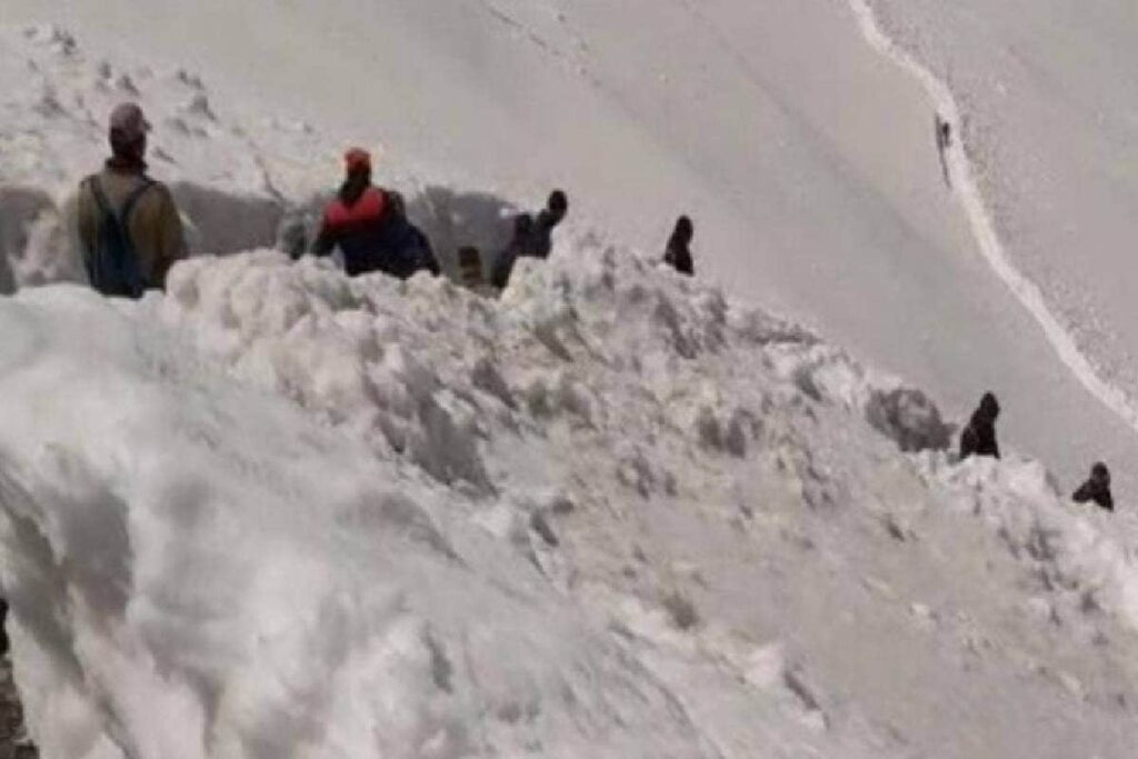15 Sikh Pilgrims from Pakistan Airlifted from Hemkund Sahib After Falling Sick, Check Details