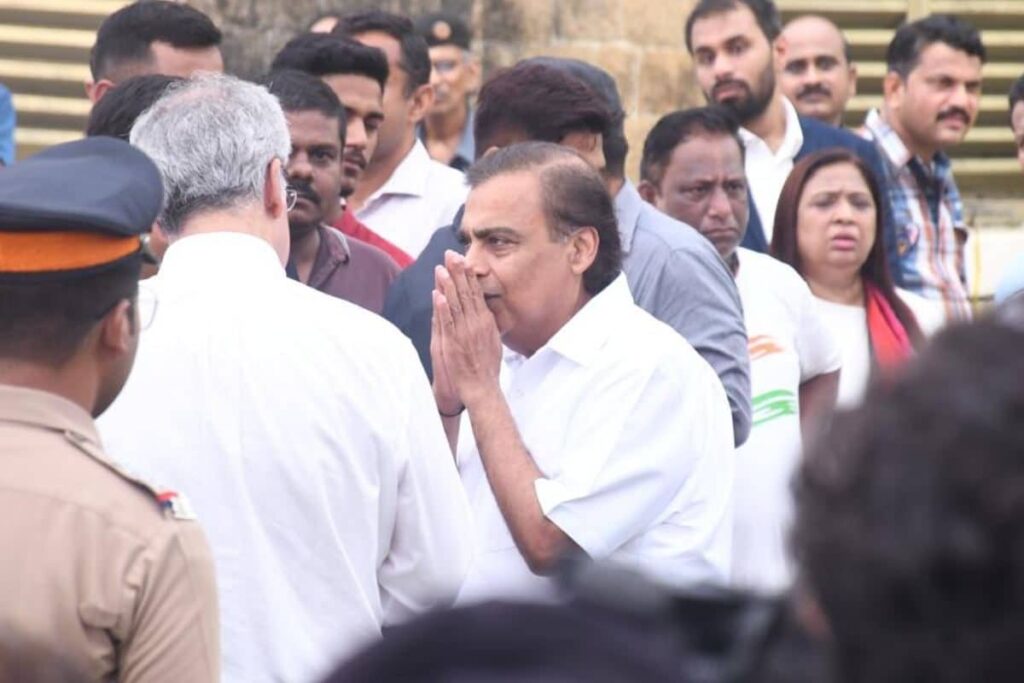 PICS: Amit Shah, Mukesh Ambani, Eknath Shinde, Aamir Khan And Others Pay Last Respects to Ratan Tata