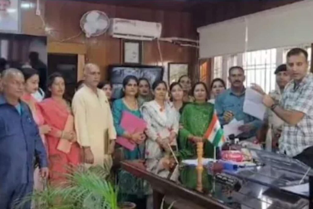 Woman Pradhan Barges Into Panchayat Meeting, Slaps Vice-President, Then Flees