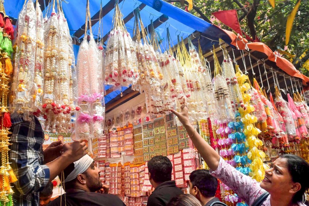 Man Takes Girlfriend Shopping For Rs 25,000 In Agra, Almost Gets Away With Fake Payment Screenshot