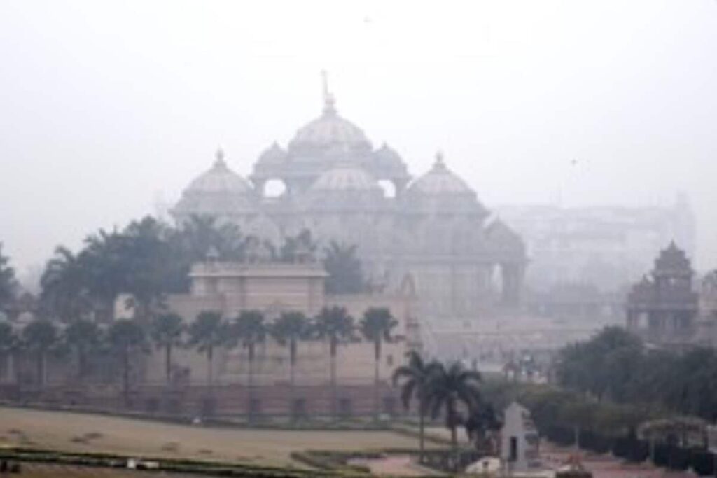 Delhi Air Pollution: Thick Fog Blankets National Capital As AQI Drops To 'Very Poor' Category
