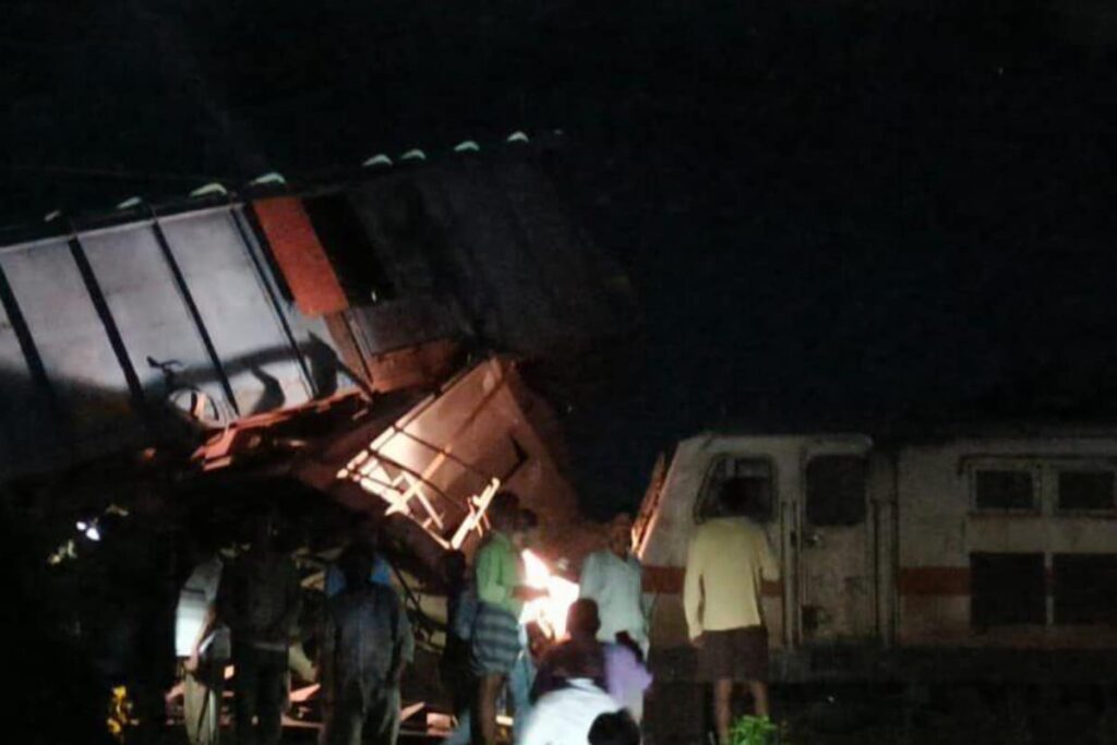 6 Coaches of Mysuru-Darbhanga Bagmati Express Derailed, 3 Catch Fire After Collision With Goods Train Near Chennai