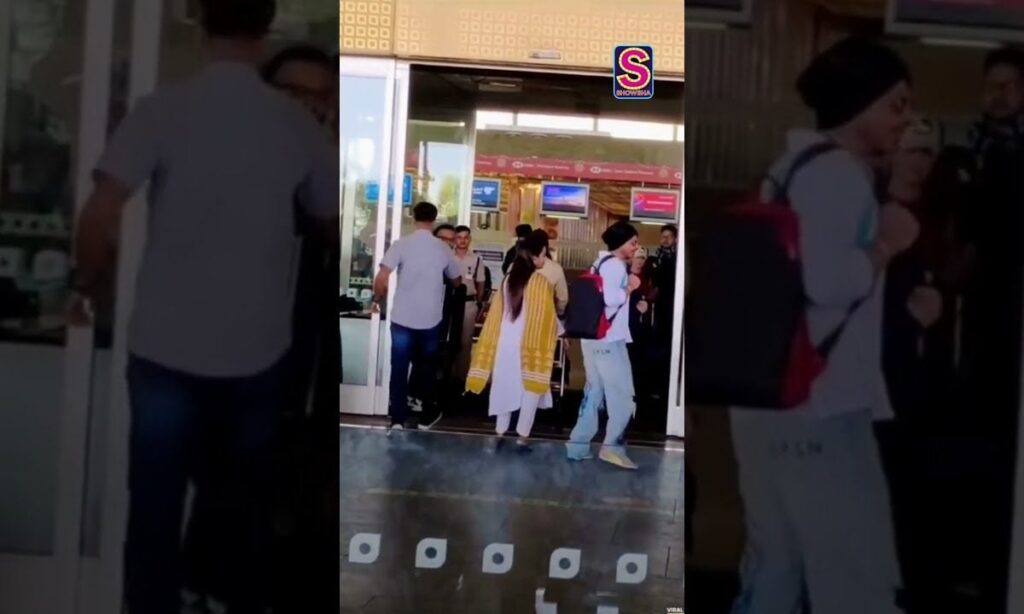 SRK Spotted At The Mumbai Airport, Keeps It Casual With Basic White Shirt Look! | N18S | #shorts