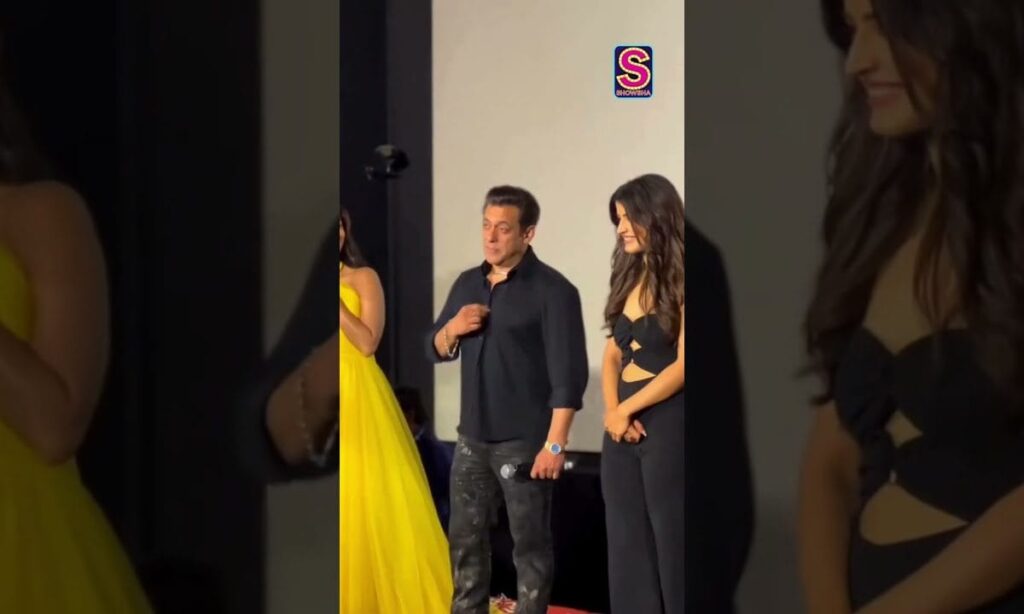 Salman Khan Flexes His Abs On Special Request! | Salman Khan Abs To The Paps | News18 | N18S