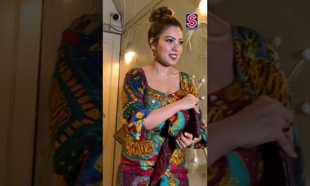 Munmun Dutta Obliges A Fan With Selfie, Sports A Tight Bun With Multi-Colour Dress | N18S