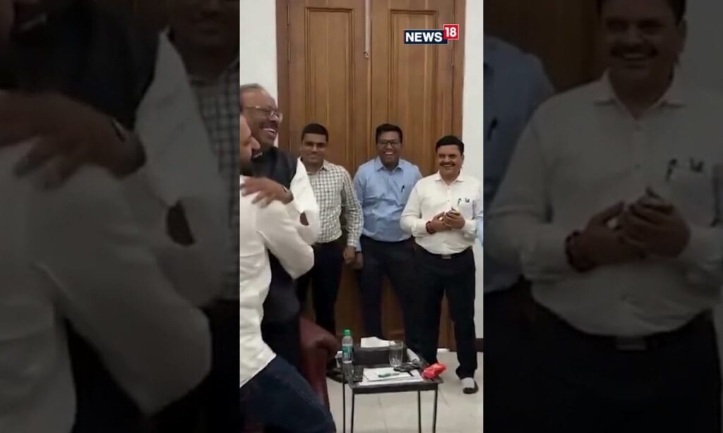 Mohit Kamboj Lifts Fadnavis In Celebration After Their Victory In The Maharashtra Elections | N18S