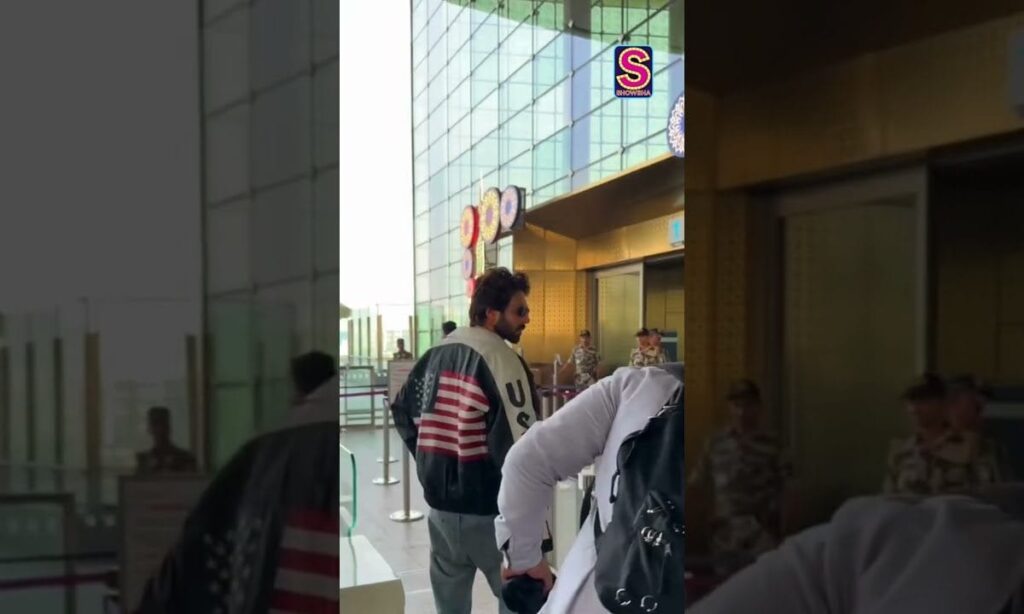 Spotted: Kartik Aaryan Obliges Fan With A Selfie On His Way To Catch A Flight! | News18 | N18S