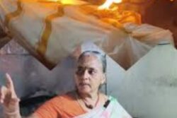 Meet P Jayanthi, The Tamil Woman Who Manages Namakkal’s Busiest Cremation Ground