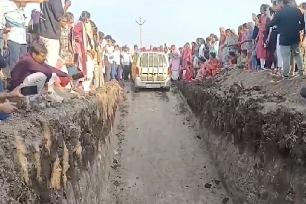 Gujarat Farmer’s 'Lucky' Car Gets VIP Send-Off: Over 1,500 People Gather For Final Farewell
