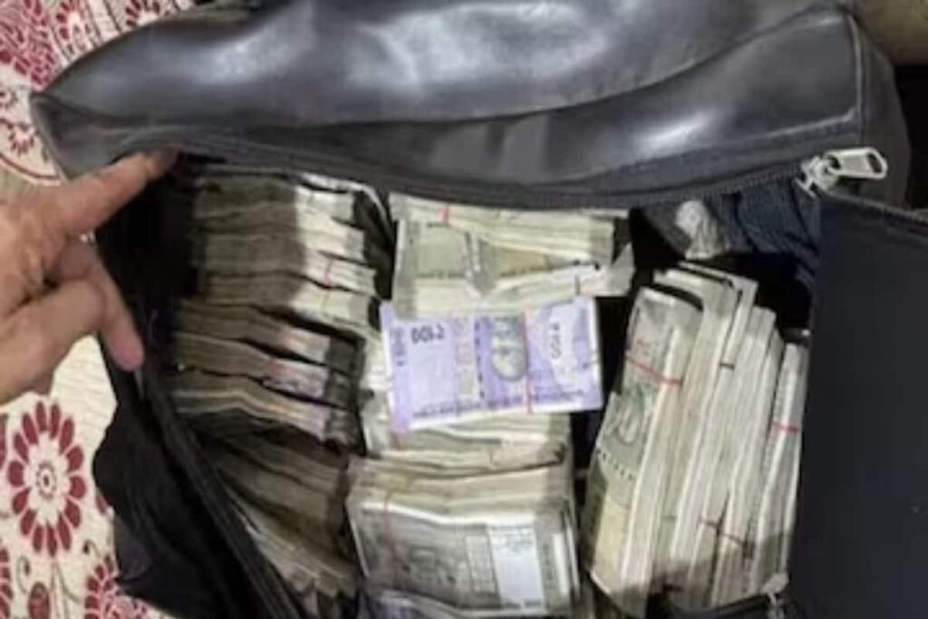 Hyderabad Man Found Rs 2 Lakh On The Road. Would You Do What He Did Next?