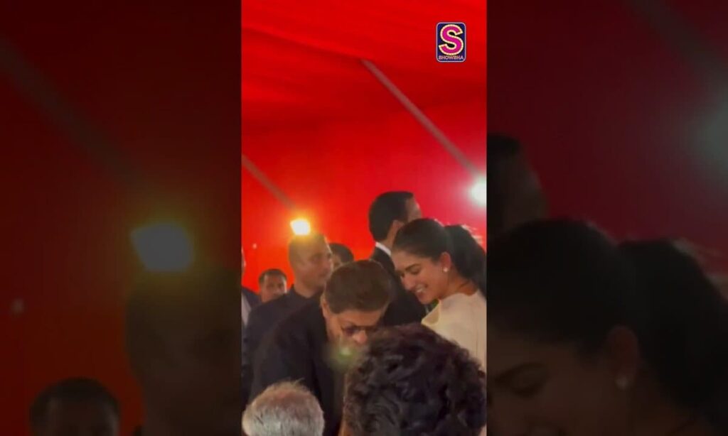 Shah Rukh Khan Shares A Warm Hug With Radhika Merchant At The MAHA Swearing-in Ceremony | N18S