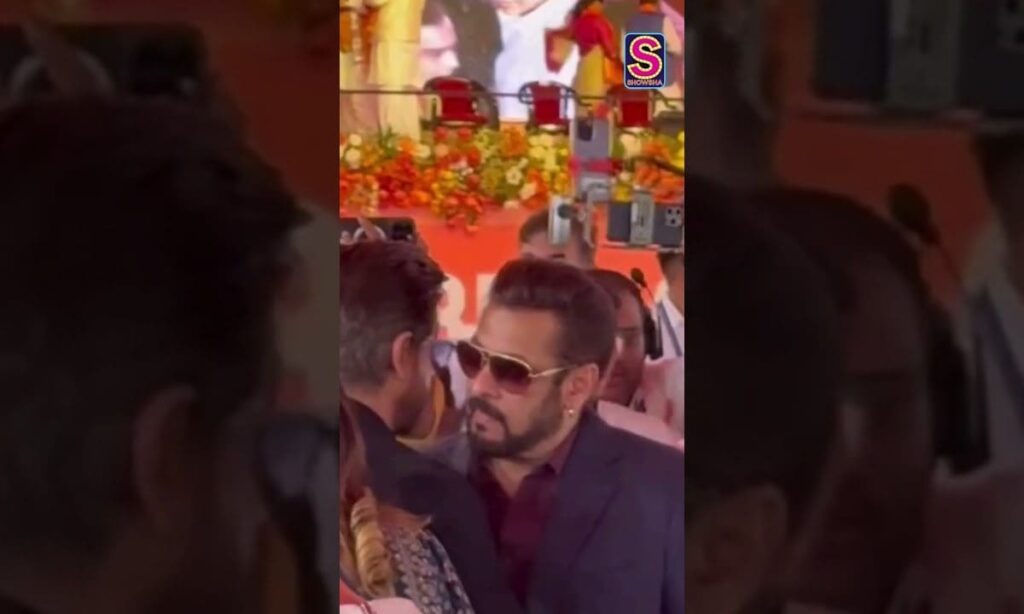 King Khan Meets Bhaijaan! Shah Rukh Khan And Salman Khan Share A Heartfelt Hug | N18S | #shorts