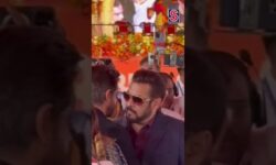 King Khan Meets Bhaijaan! Shah Rukh Khan And Salman Khan Share A Heartfelt Hug | N18S | #shorts