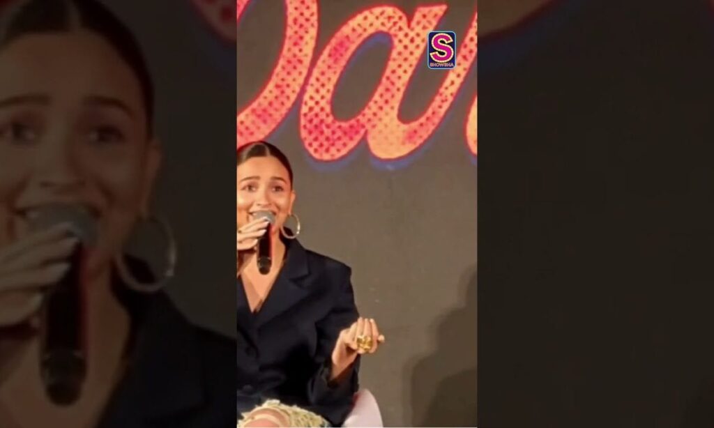 Alia Bhatt Sings Happy Birthday Song At A Fan's Request In An Event In Mumbai | Celebrity | N18S