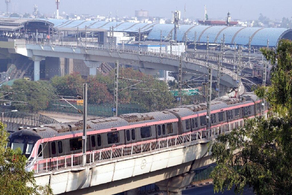 Delhi New Year’s Eve Advisory: Rajiv Chowk Metro Open Till Midnight, Traffic Rerouted Near Saket Malls